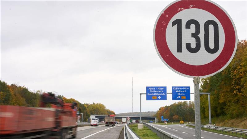 Neue Regeln an Tankstellen gelten schon für Osterverkehr Wäre auch eine Möglichkeit, um Spritkosten zu sparen: ein Tempolimit.