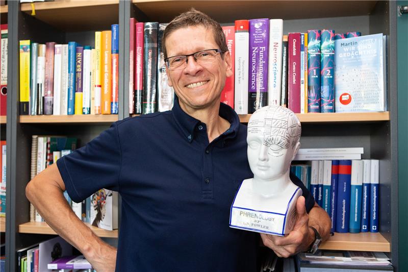 „Wäre es der Evolution möglich gewesen, Schlaflosigkeit zu entwickeln, dann gäbe es das längst. Tatsächlich kennen wir aber kein einziges Tier, das nicht schläft“,  Prof. Martin Korte, Neurobiologe.