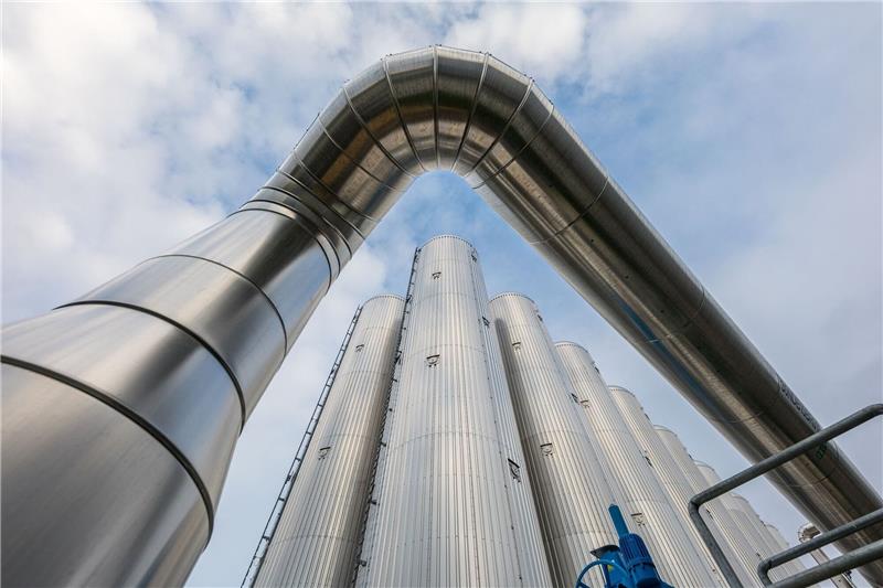 Wärmespeicher mit einer Kapazität von insgesamt 300 Megawattstunden sowie ein Ausgleichsgefäß stehen auf dem Gelände des Heizkraftwerkes Cottbus.