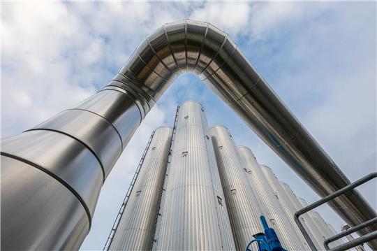 Wärmespeicher mit einer Kapazität von insgesamt 300 Megawattstunden sowie ein Ausgleichsgefäß stehen auf dem Gelände des Heizkraftwerkes Cottbus.