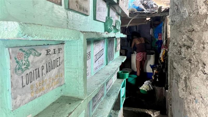 Wäsche waschen zwischen Gräbern - Normalität auf dem Manila North Cemetery.