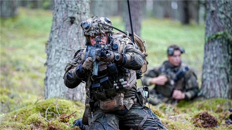 Gefechtsübung in Litauen: „Im Krieg wäre ich jetzt tot“ Waffe im Anschlag: Panzergrenadiere kämpfen im Wald.