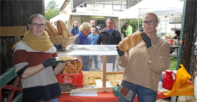 Drei Tage Kürbisfest in Westerode Waffeln, Kuchen und Kürbisbrot verkaufen Bianca Bauschmann und Gudula Reinhardt (v.l.) von der Stallgemeinschaft des Buritzhofes.