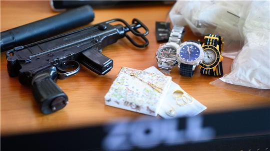 Waffen, Drogen, Luxusuhren - der Zoll wird bei Verbrecherbanden immer wieder fündig.