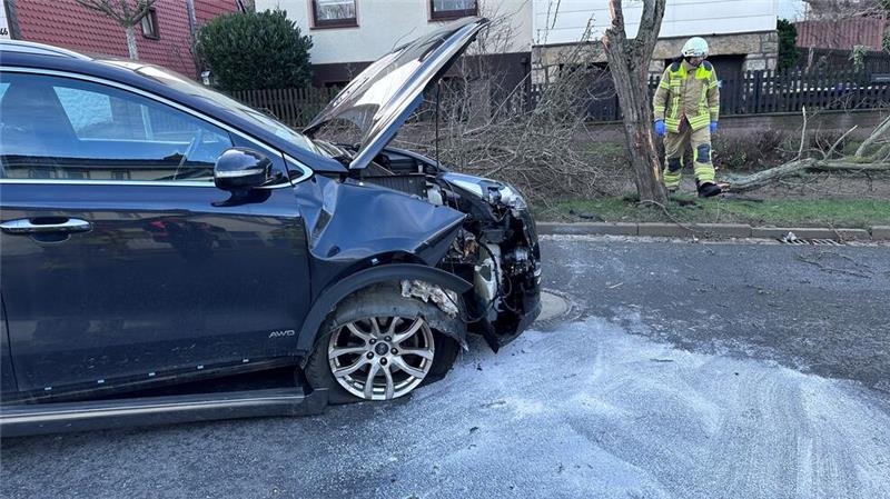 74-Jähriger fährt in Harlingerode gegen Baum, der zersplittert Wagen und Baum werden bei dem Unfall stark beschädigt, der Fahrer wird verletzt.