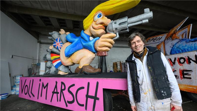 Mit Sicherheit politisch - der größte Karnevalszug im Norden Wagenbauer Konrad Körner benutzt drastische Worte und drastische Bilder.