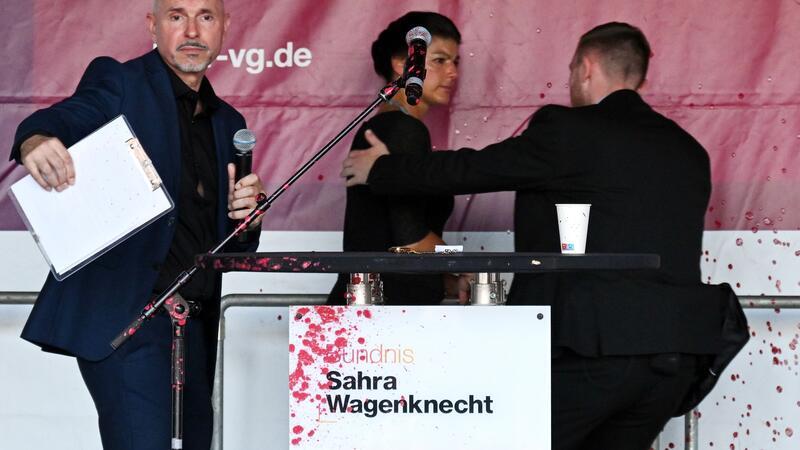 Wagenknecht bei Wahlkampfauftritt mit Farbe bespritzt. 