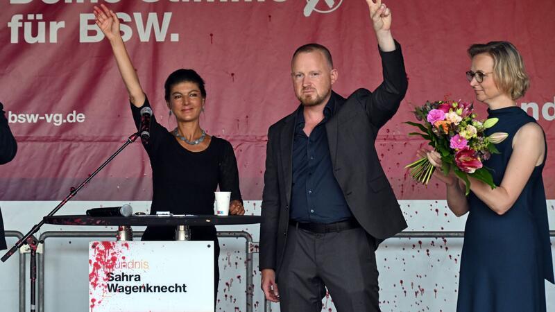 Wagenknecht in Erfurt mit Farbe bespritzt. 