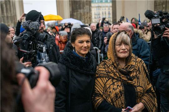 Wagenknecht (l) und Schwarzer vor dem Brandenburger Tor in Berlin.
