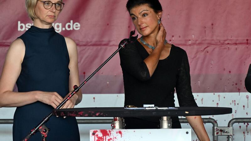 Wagenknecht mit Farbe besprüht. 