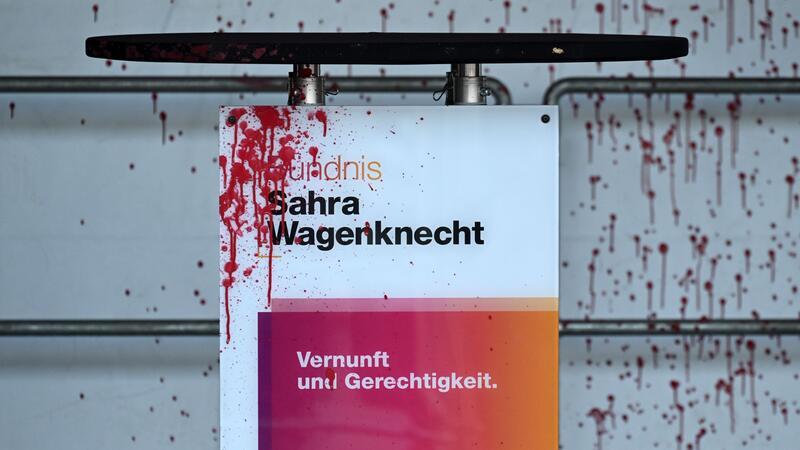 Wagenknecht mit roter Farbe besprüht. 