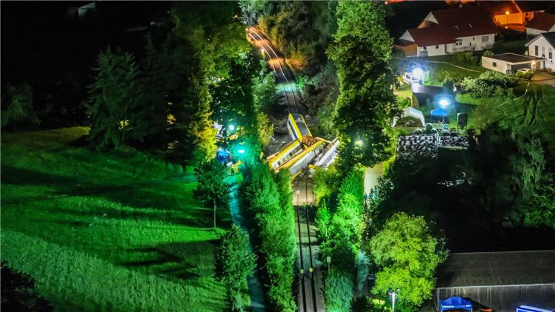 Bilder des Tages Waggons eines entgleisten Regionalzugs liegen auf einer Bahnstrecke im Landkreis Biberach im Südosten Baden-Württembergs.