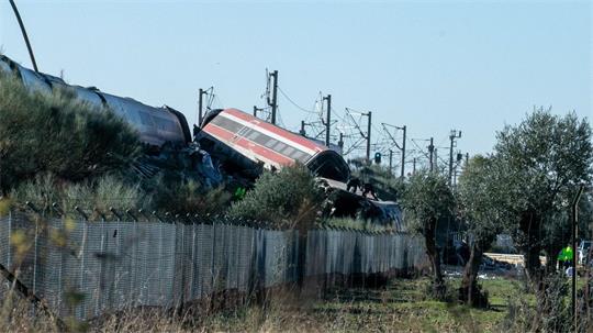 Waggons stürzten einen Bahndamm hinunter.