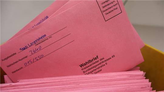 Wahlbriefe aus Langelsheim: Gezählt werden die Briefwahlunterlagen am Sonntag in der Kreisverwaltung Goslar.