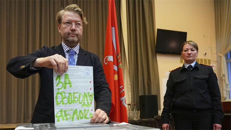 Wahlen in Russland: Jabloko-Chef Rybakov gibt in St. Petersburg Stimmzettel mit Aufschrift „Für die Freiheit“ ab