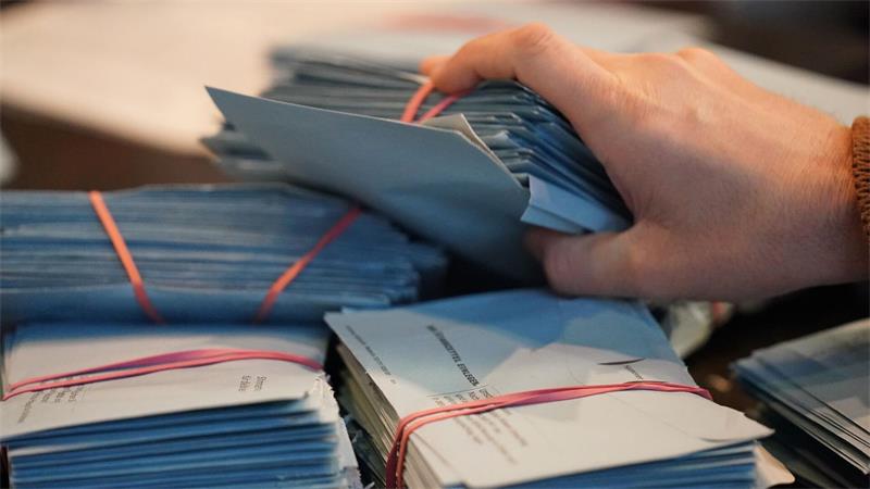 Wahlhelfer sortieren bei Niedersachsen-Wahl 2022 die Wahlzettel. (Archivbild)