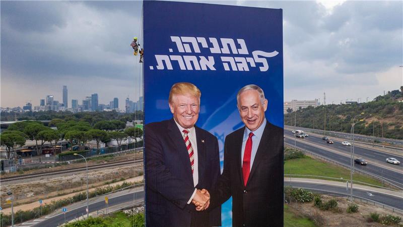 Netanjahu unter Druck – Iran-Krieg wird zum Bumerang Wahlkampfplakat der rechtskonservativen Likud-Partei aus dem Jahre 2019, das den Ministerpräsidenten Benjamin Netanjahu (r) und US-Präsident Donald Trump zeigt. (Archivbild)