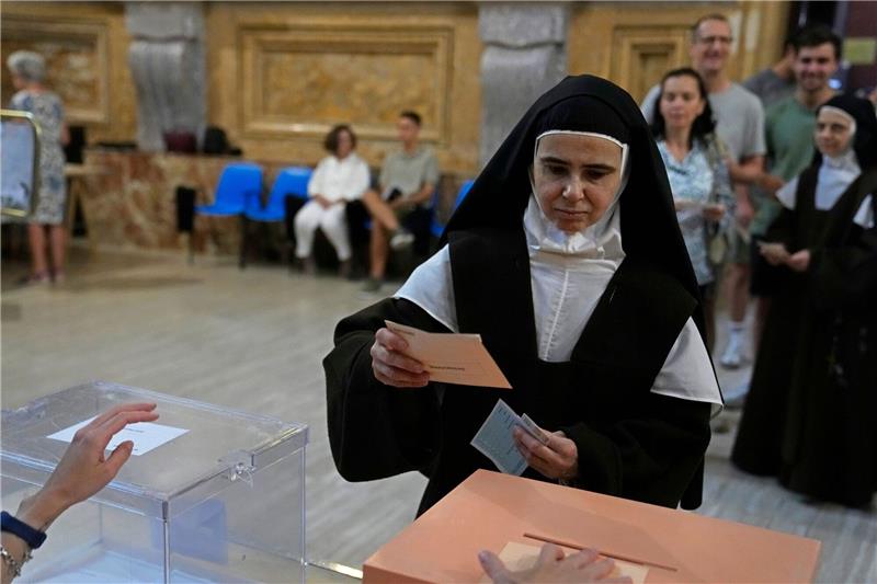 Machtwechsel möglich: Spanien wählt neues Parlament Wahllokal in Madrid: Eine Nonne gibt ihre Stimme ab.