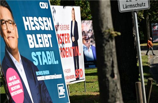 Wahlplakate der Spitzenkandidaten in Hessen.