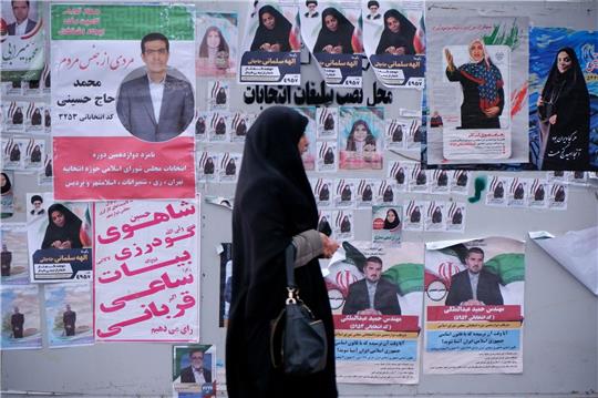 Wahlplakate in Teheran. Am Freitag wählt der Iran ein neues Parlament und den Expertenrat.