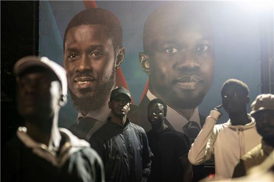 Wahlsieger Bassirou Diomaye Faye (auf Plakat l.) spielte bis vor Kurzem nur eine Nebenrolle als rechte Hand von Oppositionsführer Ousmane Sonko (r.).