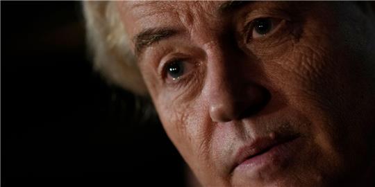 Wahlsieger Geert Wilders gibt sich nach seiner Wahl beim Thema Migration milde: «Wir bleiben innerhalb des Rahmens des Grundgesetzes», verspricht er.