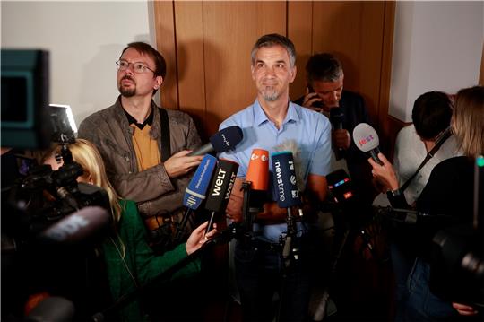 Wahlsieger Kai Buchmann steht nach der Stimmenauszählung bei den Oberbürgermeisterwahlen 2023 in Nordhausen vor Journalisten. Das Oberverwaltungsgericht Weimar hat im Streit um ein Disziplinarverfahren und die Amtsenthebung des Oberbürgermeisters zwar in seinem Sinne entschieden, derweil ermittelt aber die Staatsanwaltschaft gegen Buchmann.  Archivfoto: Bein