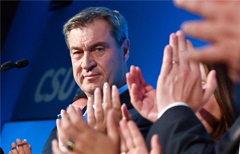 Bayerische Zeitenwende: Zwischen CSU-Pleite und Rechtsrutsch Wahlsieger Markus Söder (CSU) wird in München gefeiert.