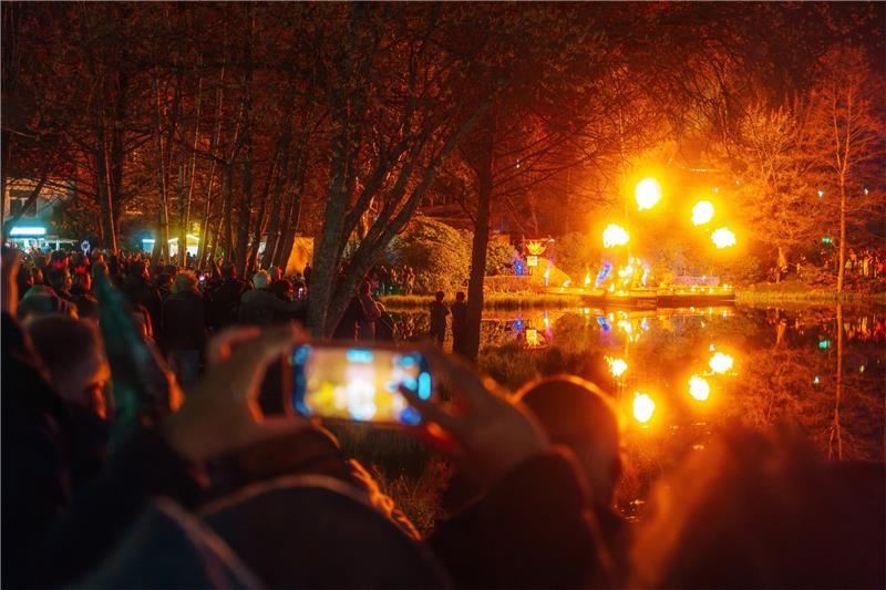 Walpurgis: Der Harz feiert den Tanz mit dem Teufel Wahnsinn, was die Akteure von „Freaks on fire“ zeigen. Die Flammen an ihren Körpern strahlen scheinbar keine Hitze aus.
