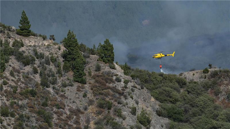Bilder des Tages Waldbrände auf den Kanaren: Ein Löschhubschrauber bekämpft einen Brand auf Teneriffa.
