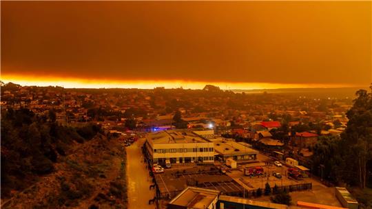 Waldbrände bei Sonnenaufgang in der Nähe von Lirquen in Chile.