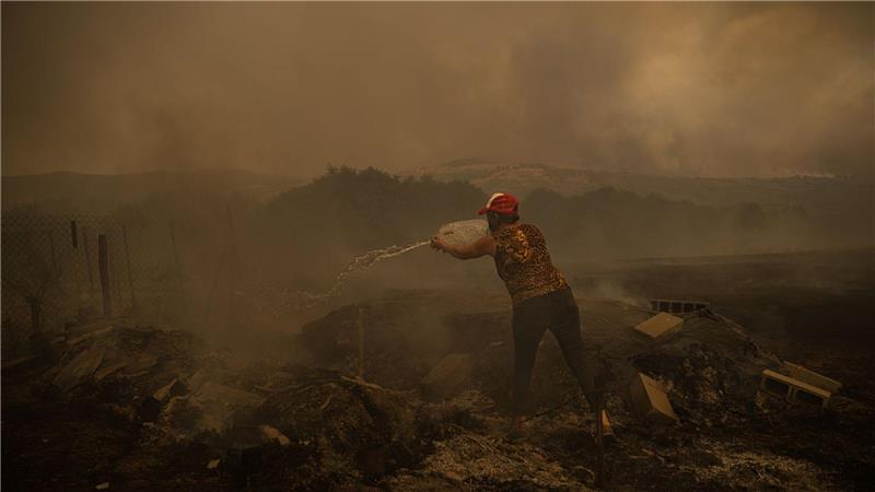 Bilder des Tages Waldbrände in Spanien - Bewohnerin kämpft gegen Flammen in Cualedro