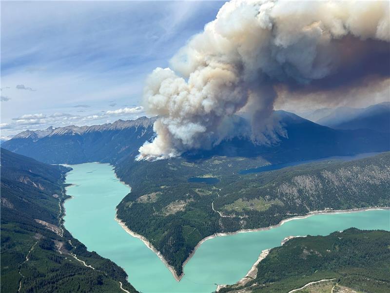 Waldbrände in Kanada wüten weiter - Ortschaft evakuiert Waldbrände lodern nahe des Downton Lake im südlichen Teil von British Columbia.