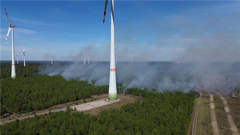 Waldbrand bei Jüterbog: Rauch über ehemaligem Truppenübungsplatz