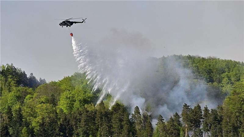 Waldbrand im Nationalpark Böhmische Schweiz: Löschhubschrauber sind im Einsatz 