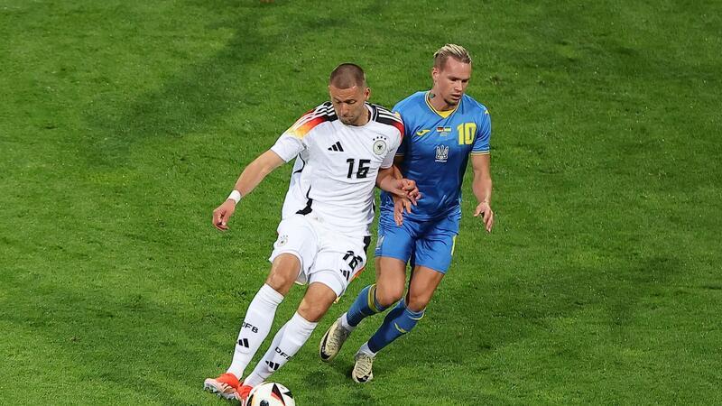 Noch keine EM-Euphorie: DFB-Auswahl trifft nicht ins Tor Waldemar Anton (l) kommt vor dem Ukrainer Mychajlo Mudryk an den Ball.