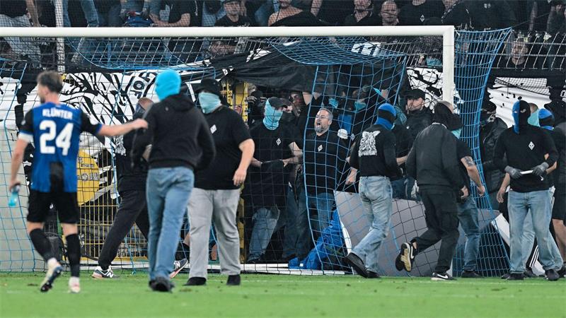 Waldhof-Fans stürmen auf das Feld.