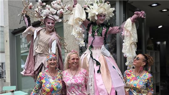 Walk Acts gehören beim „Ersten Freitag“ in der Altstadt mit dazu – wie hier beim Motto-Tag „Flower-Power“ im Mai.