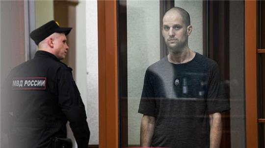 „Wall Street Journal“-Reporter Evan Gershkovich (r) wurde von einem russischen Gericht wegen angeblicher Spionage zu 16 Jahren Haft verurteilt. Sein Arbeitgeber und die USA wiesen die Vorwürfe als erfunden zurück. (Archivbild)