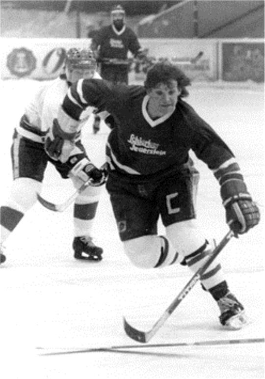 Wallendes Haupthaar, das C auf der Hose: So dürfte so manch langjähriger Anhänger des Braunlager Eishockeys Matthias „Kollo“ Kolodziejczak noch bestens in Erinnerung haben.  Fotos: GZ-Archiv