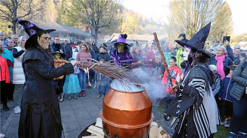So sieht der Veranstaltungskalender 2024 im Oberharz aus Walpurgis im Altenauer Hexenkessel: Die Bruchberghexen tanzen ums Feuer und begeistern das Publikum am Kurgastzentrum. In diesem Jahr haben die Hexen noch eine eigene Hütte zur Verfügung, die sich gut zum Fotografieren eignet. Archivfoto: Neuendorf