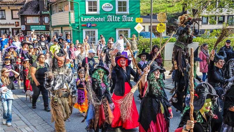 Walpurgisfeier in Altenau. Zehntausende feiern im Harz die Hexennacht, die Goethe mit seinem Faust-Drama populär machte.