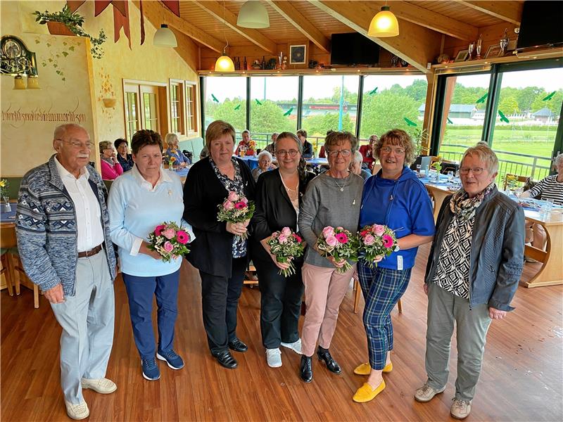 Göttingeröder Frauenchor droht zu verstummen Walter Tomescheid (l.) und Christa Thiele (r.) vom Kreischorverband ehren (v.l.) Monika Tost, Monika Böhnke, Iris Hoyndorf, Ilka Scharf und Sieglinde Jung für deren Treue zum Chor.