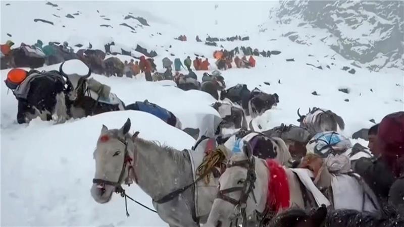 Wanderer sitzen am Mount Everest fest.