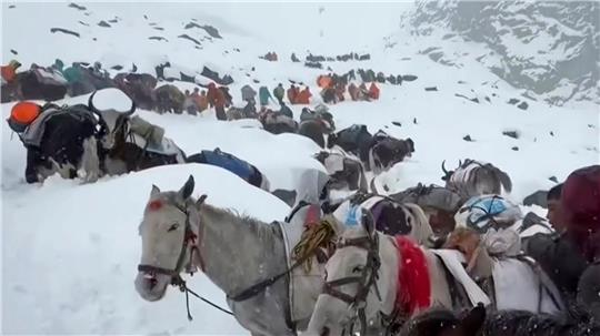 Wanderer sitzen am Mount Everest fest.