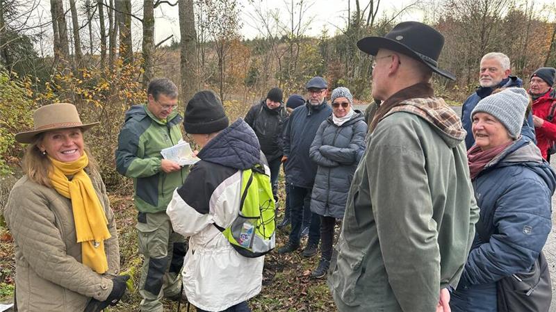 Wanderführer und Museumsleiter Jörg Kühnhold (2.v.l.) erklärt den Teilnehmern der Wanderung am Dienstag mithilfe von Grafiken, wie die Öffnung der ehemaligen innerdeutschen Grenze bei Braunlage vor 35 Jahren ablief.