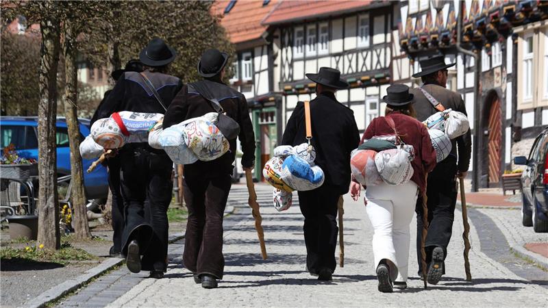 Wandergesellen sind im Harz unterwegs.