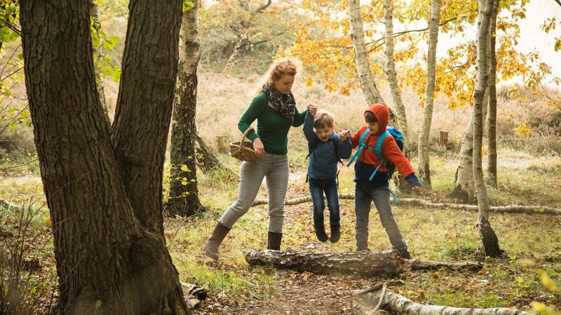 Wandern bietet Kindern die perfekte Kombination aus Spaß und Abenteuer.