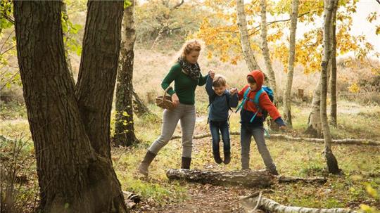 Wandern bietet Kindern die perfekte Kombination aus Spaß und Abenteuer.