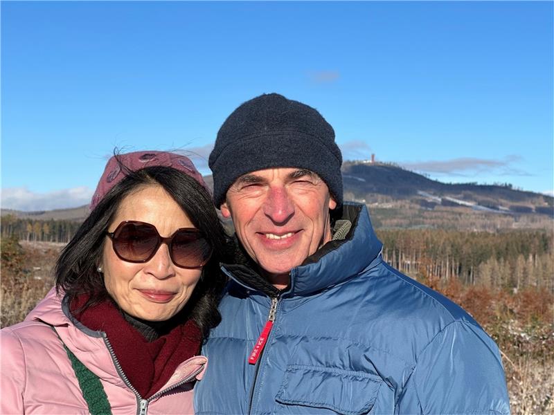 Japanerin in Hohegeiß: „Ich hoffe auf ein faires Fußballspiel“ Wandern mit dem Wurmberg im Hintergrund: Rimi Yasuoka-Kilian und ihr Mann Jens sind gerade wieder einmal in Hohegeiß, wo sie heute auch das Fußball-Länderspiel Deutschland gegen Japan sehen wollen. Foto: Eggers